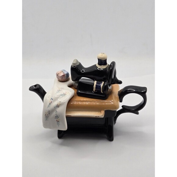 Vintage Porcelain/Ceramic Teapot with Quilt - Picture 2 of 11